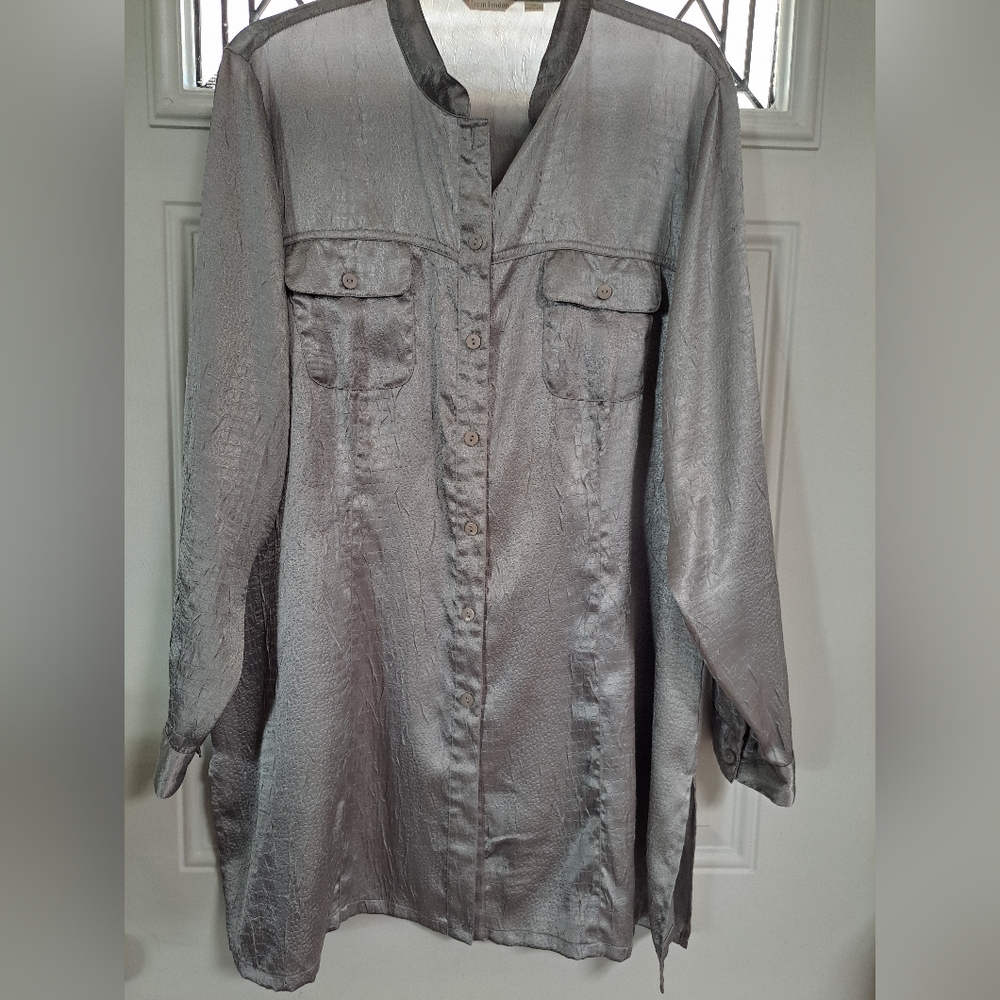 Perin London long-sleeved blouse in silver gray with design in size 1X.
